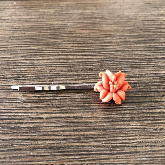Handmade flower bobby pin - Picture 1 of 2